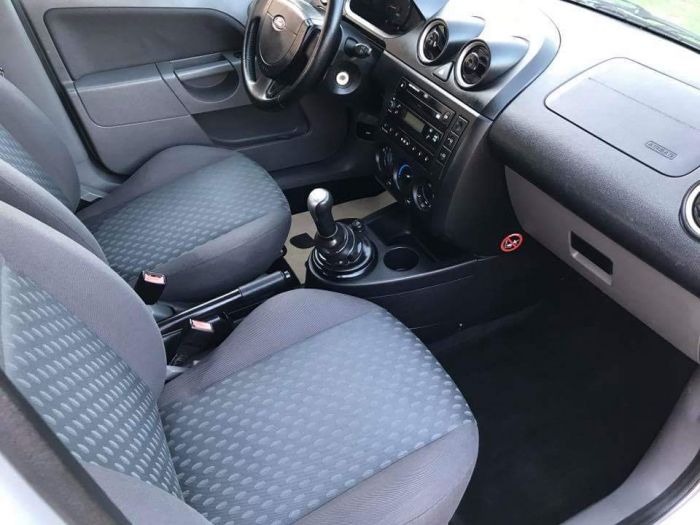 ford fiesta 1 4 besplatni mali oglasi