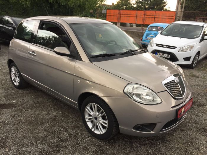 lancia ypsilon 1 2 8v besplatni mali oglasi
