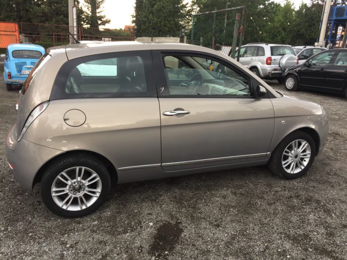 lancia ypsilon 1 2 8v besplatni mali oglasi