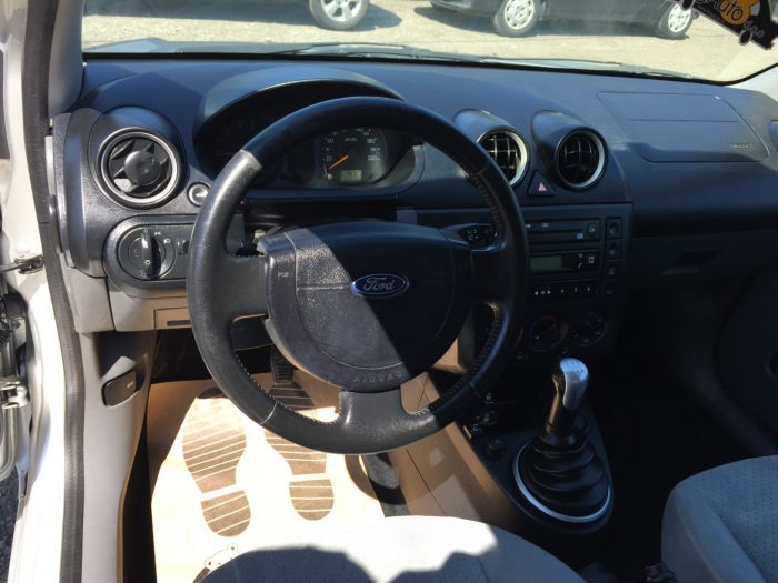 ford fiesta 1 3 ghia besplatni mali oglasi