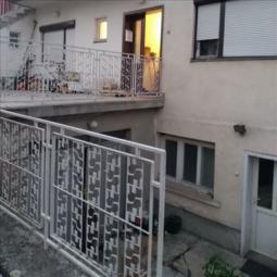 u centru ljiga prodajem ili menjam stan u kući besplatni mali oglasi