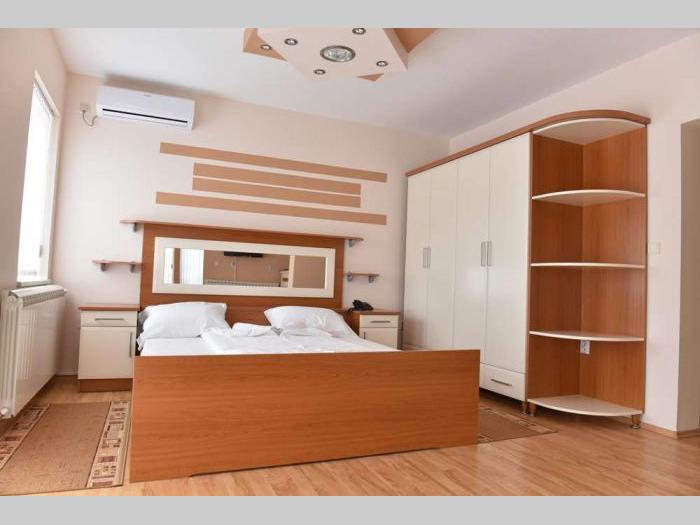 na prodaju kuća ( hostel ) u paraćinu, 250m2  besplatni mali oglasi
