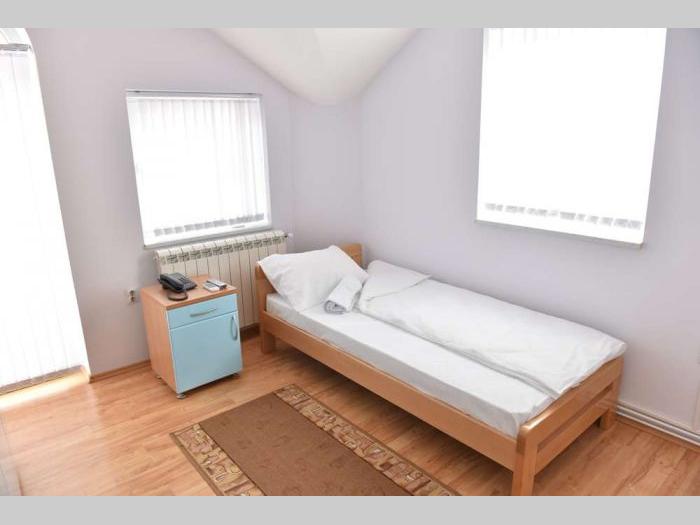 na prodaju kuća ( hostel ) u paraćinu, 250m2  besplatni mali oglasi