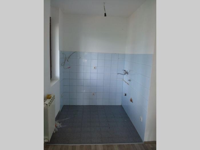 petlovo brdo, 2 0, 72m2, ul rasinska, adaptibilan u 2 5, nov besplatni mali oglasi