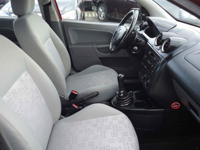 ford fiesta 1 3 besplatni mali oglasi