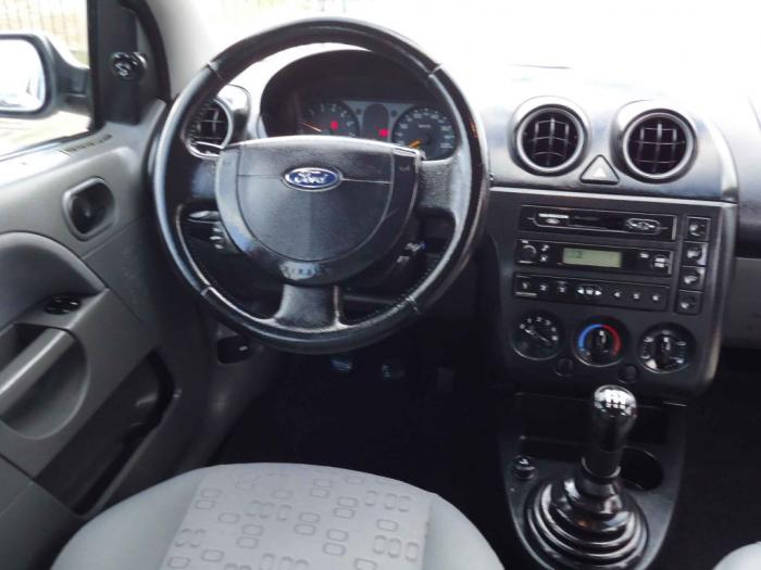 ford fiesta 1 3 besplatni mali oglasi