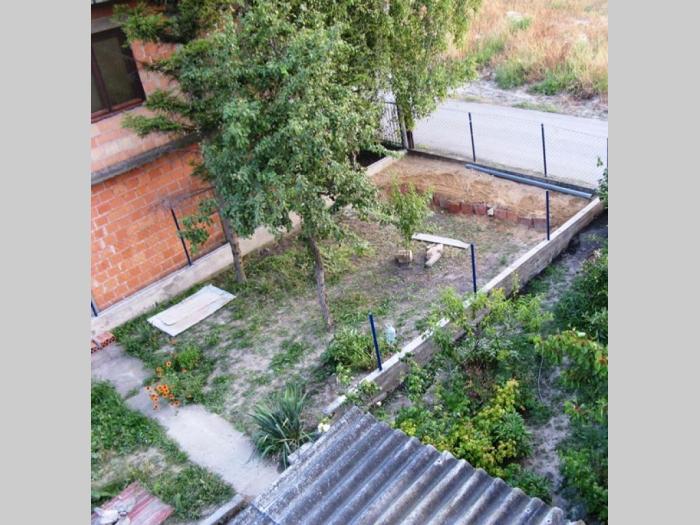 plac u borči od 3 ara, do puta, naseljeno, uknjiženo besplatni mali oglasi