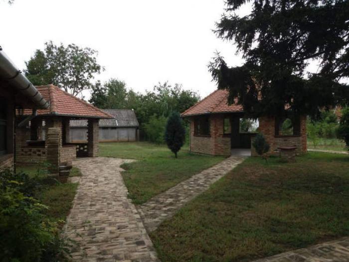 kuća sa pratećim objektima kraj tise u senti besplatni mali oglasi