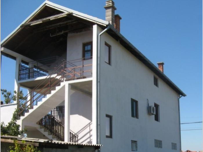 275m2, porodična kuća sa 3 stana, borča, 6a placa besplatni mali oglasi