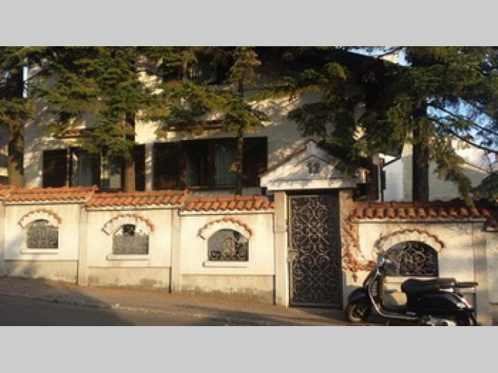 vila, zvezdara, 185 m2,na 4 ara placa besplatni mali oglasi