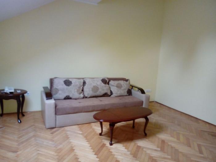 izdavanje, savski venac, užička, stan u kući 80m2 besplatni mali oglasi