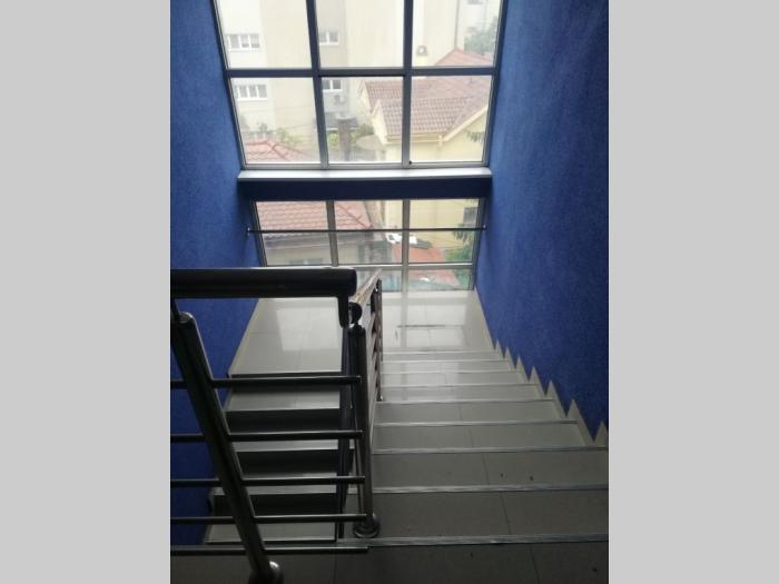 poslovno stambena zgrada na lekinom brdu, u blizini crkve besplatni mali oglasi