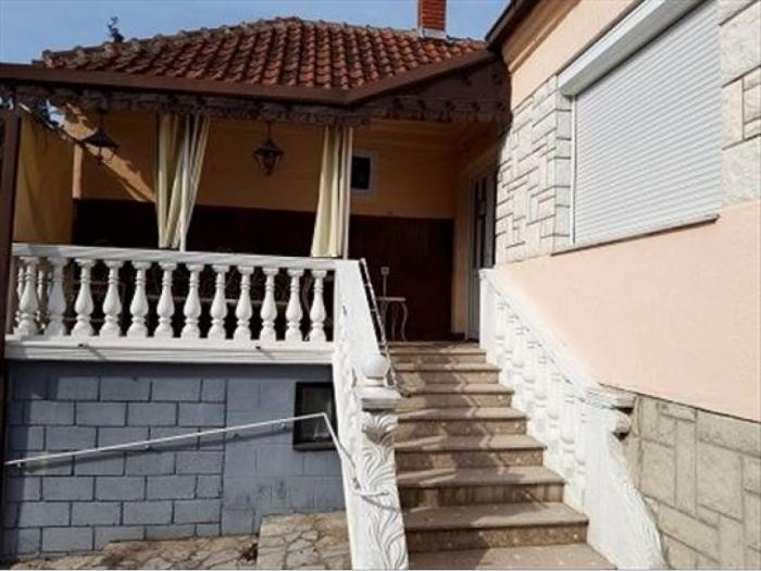 prodajem kuću na ubu, kompletno nameštena besplatni mali oglasi