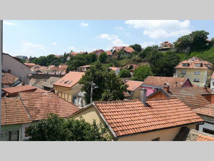 prodajem lux dvosoban stan u centru zemuna besplatni mali oglasi