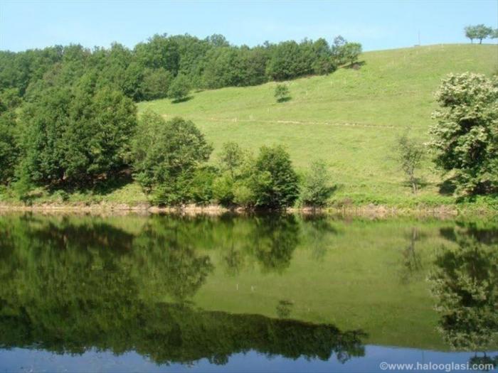 kuća sa bunarom i plac pod šumom sa izlazom na jezerom prodaja besplatni mali oglasi