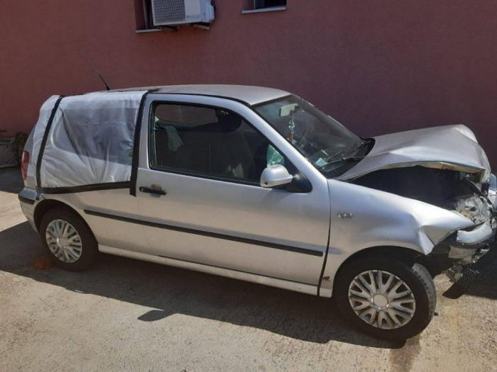 volkswagen polo ( 2001) havarisan auto besplatni mali oglasi