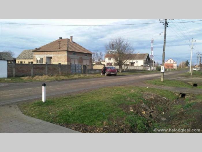 kuća sa pomoćnim objektima i 52 ara placa besplatni mali oglasi
