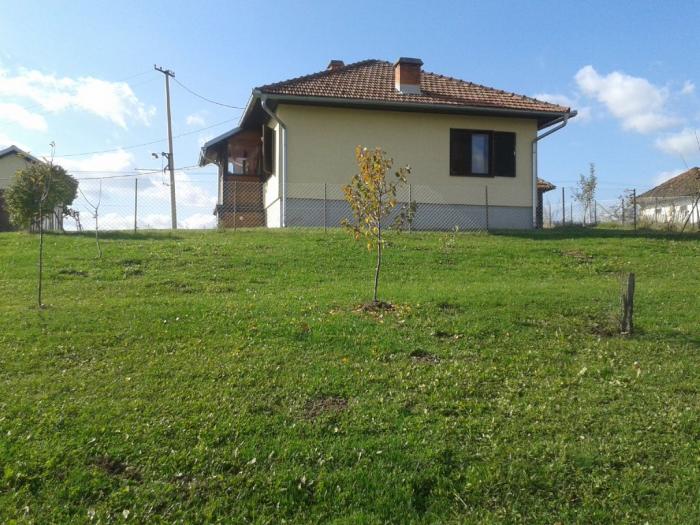 prodajem kuću u koštunićima besplatni mali oglasi