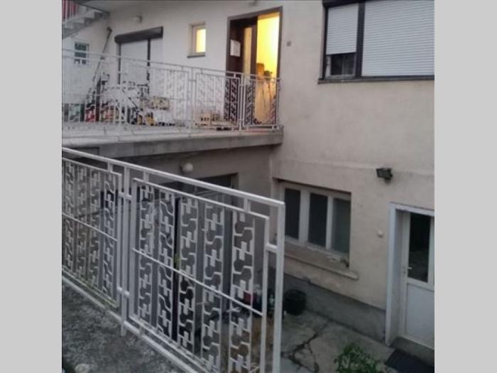 u centru ljiga prodajem ili menjam stan u kući besplatni mali oglasi