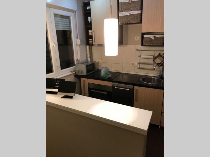 izdajem trosoban stan, 65m2(terasa 4m2), cg, ii 3 besplatni mali oglasi