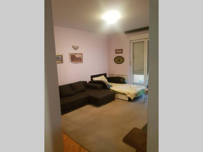 iznajmljujem stan u zemunu, prvomajska, 60 m2 cg ,1 sprat, namešten besplatni mali oglasi