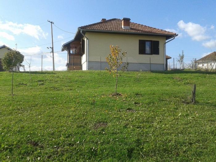 prodajem kuću u koštunićima besplatni mali oglasi