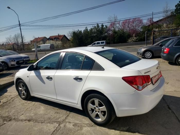 chevrolet cruze 1 6i besplatni mali oglasi