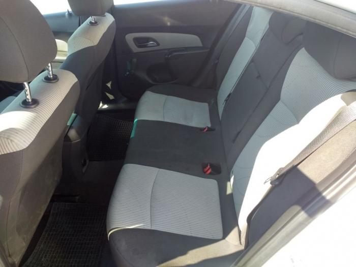 chevrolet cruze 1 6i besplatni mali oglasi
