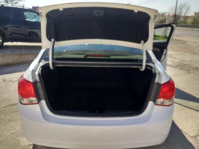 chevrolet cruze 1 6i besplatni mali oglasi