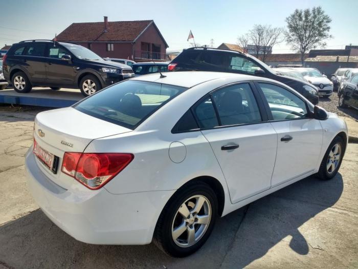 chevrolet cruze 1 6i besplatni mali oglasi