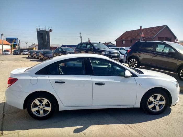 chevrolet cruze 1 6i besplatni mali oglasi