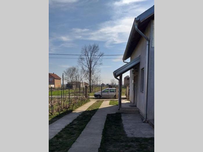 kuća u bečmenu, opština surčin besplatni mali oglasi
