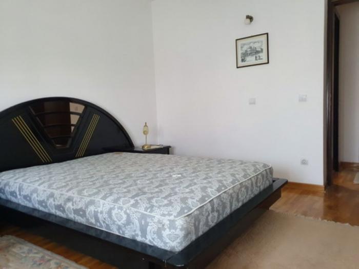 prodajem trosoban stan na senjaku u ulici bulevar vojvode mišića besplatni mali oglasi