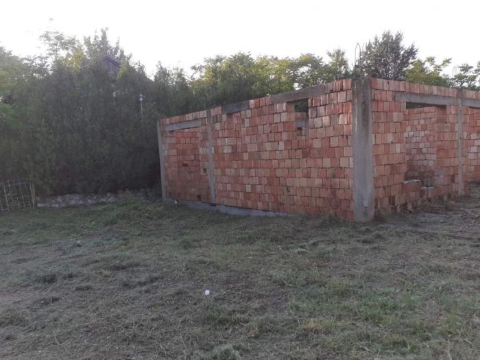 prodajem plac sa započetom kućom besplatni mali oglasi