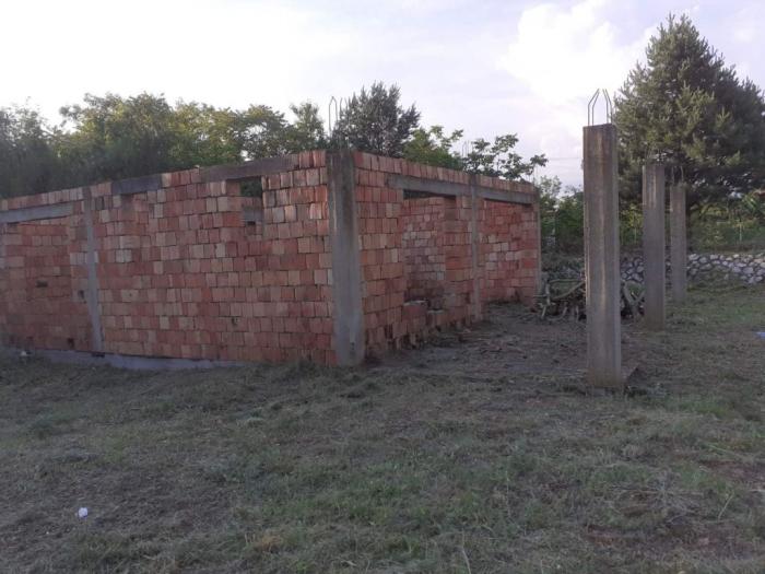 prodajem plac sa započetom kućom besplatni mali oglasi