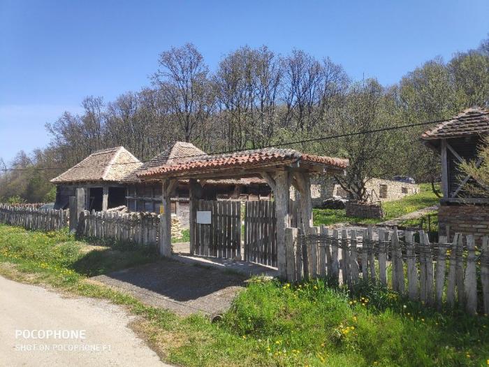 vikend kuća seosko domaćinstvo etno selo boždarevac, barajevo besplatni mali oglasi