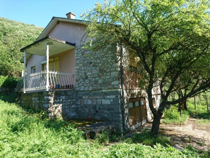 prodajem 2 kuće na istom placu na đerdapu golubca besplatni mali oglasi