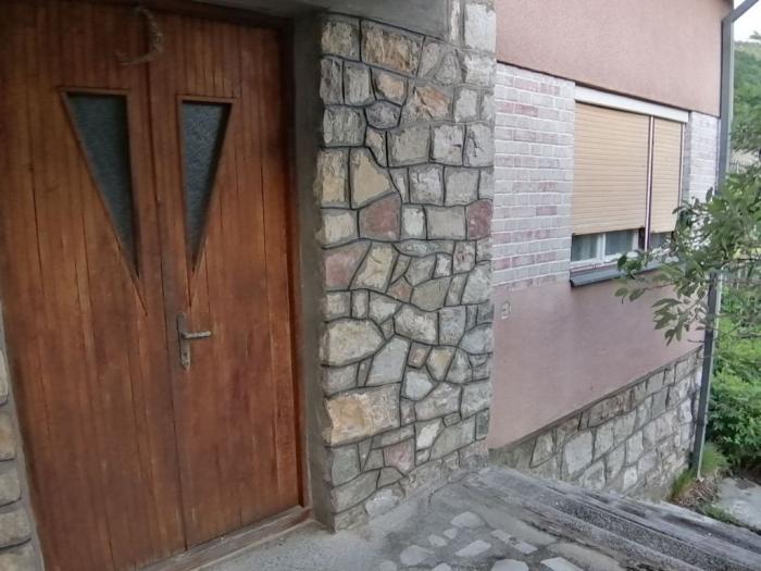 prodajem 2 kuće na istom placu na đerdapu golubca besplatni mali oglasi