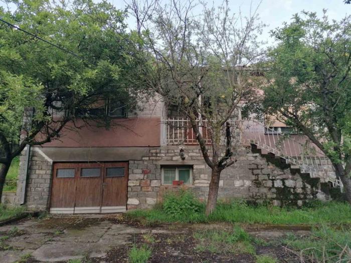 prodajem 2 kuće na istom placu na đerdapu golubca besplatni mali oglasi