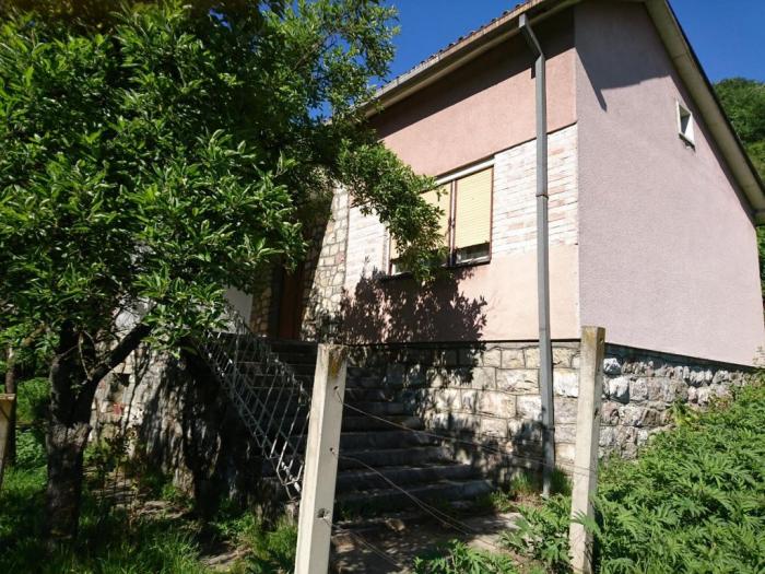 prodajem 2 kuće na istom placu na đerdapu golubca besplatni mali oglasi