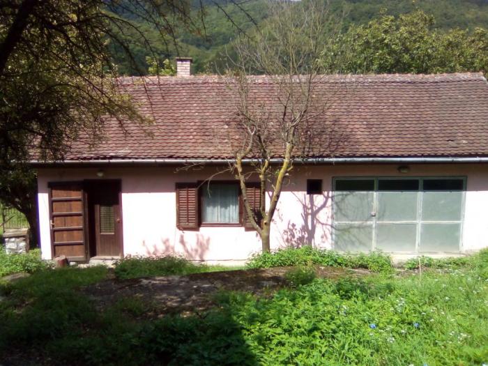 prodajem 2 kuće na istom placu na đerdapu golubca besplatni mali oglasi