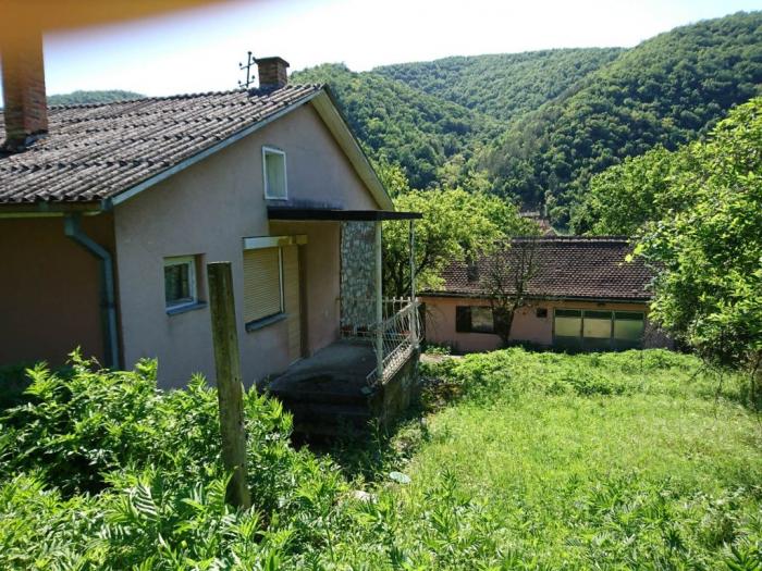 prodajem 2 kuće na istom placu na đerdapu golubca besplatni mali oglasi