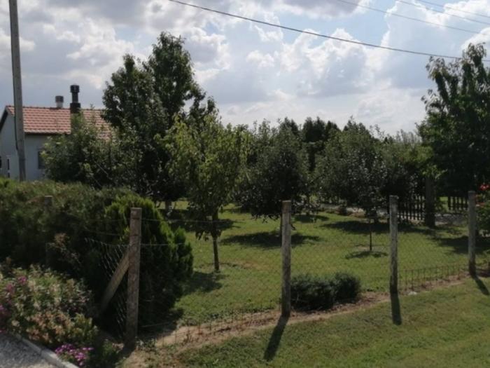 prodajem kuću sa pomoćnim objektom krušedol besplatni mali oglasi