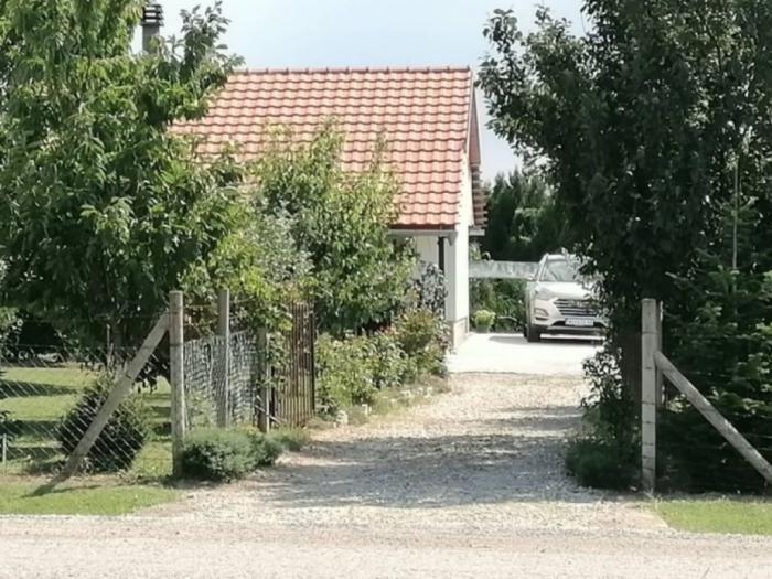 prodajem kuću sa pomoćnim objektom krušedol besplatni mali oglasi