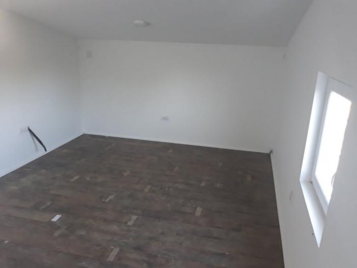 za izdavanje oko 300 m2 sa kancelarijama na 7 ari placa besplatni mali oglasi