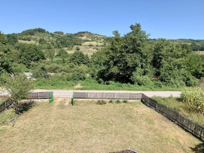 prodaja kuće pored reke besplatni mali oglasi