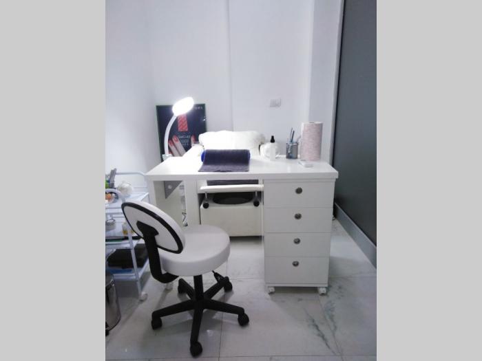 posao izdaje se sto za manikir u razrađenom salonu u a bloku besplatni mali oglasi