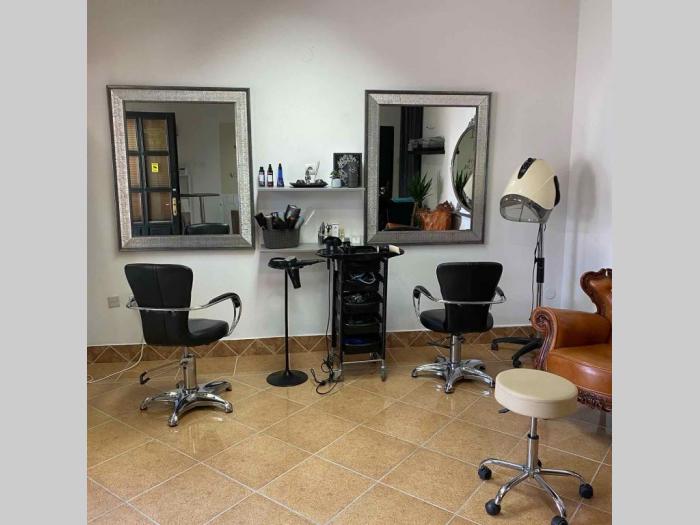posao salon freyabeauty u zemunu izdaje mesto za manikir i frizersku stolicu besplatni mali oglasi