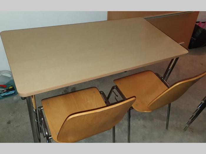 veća količina stolova i stolica besplatni mali oglasi