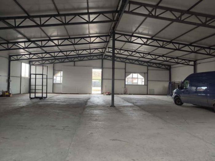 izdajem halu sa magaciniskim prostorom površine 1000 m2 besplatni mali oglasi